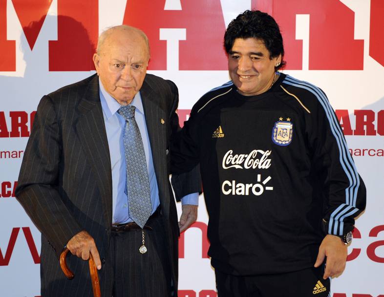 Un incontro fra stelle immortali: Diego Armando Maradona e la Saeta Rubia. Afp